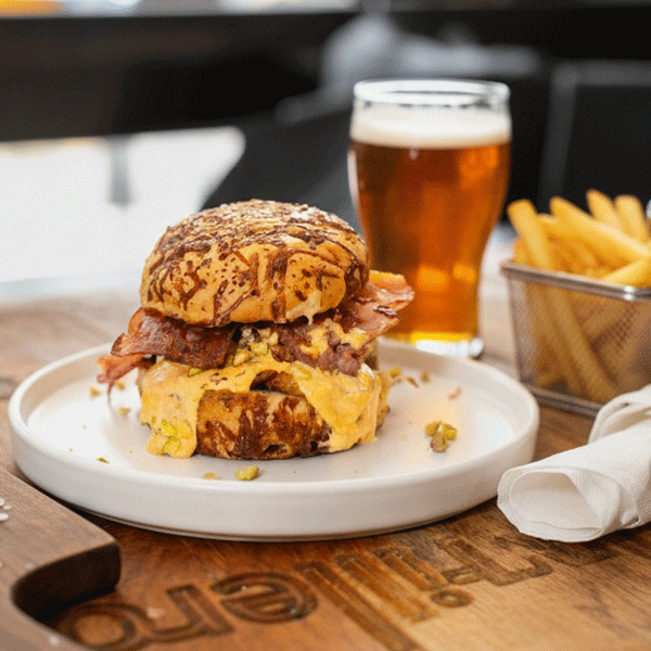 Maxiburger con salsa de queso azul